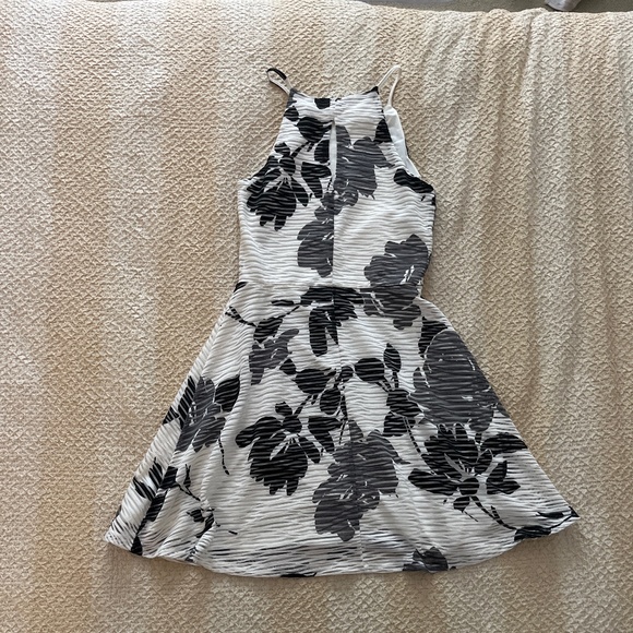 Black and white floral A-line dress - Picture 2 of 4